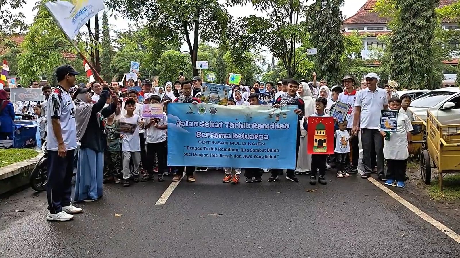Read more about the article Jalan Sehat Tarhib Ramadan, 1.500 Keluarga Besar SDIT Insan Mulia Kajen Padati Alun-alun Kajen