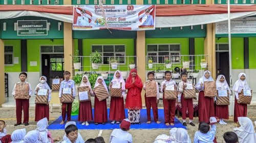 Penyerahan-hadiah-lomba-17-Agustus-2025